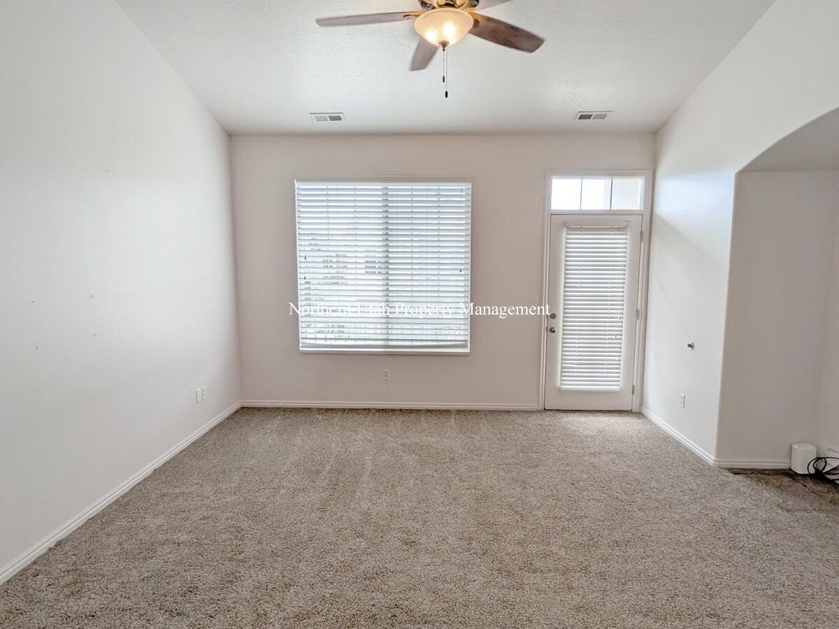942 Chelsea Ln - Photo 3 of 14