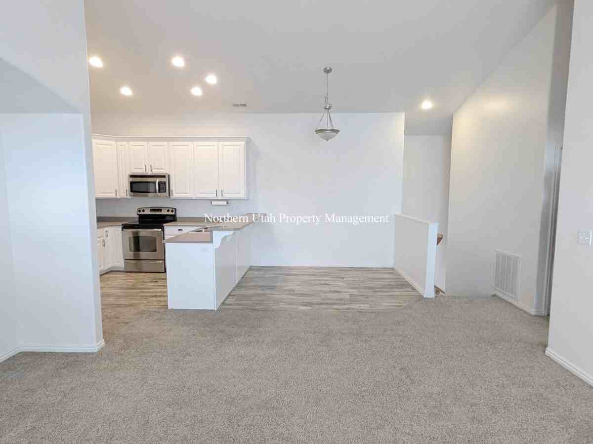 942 Chelsea Ln - Photo 4 of 14