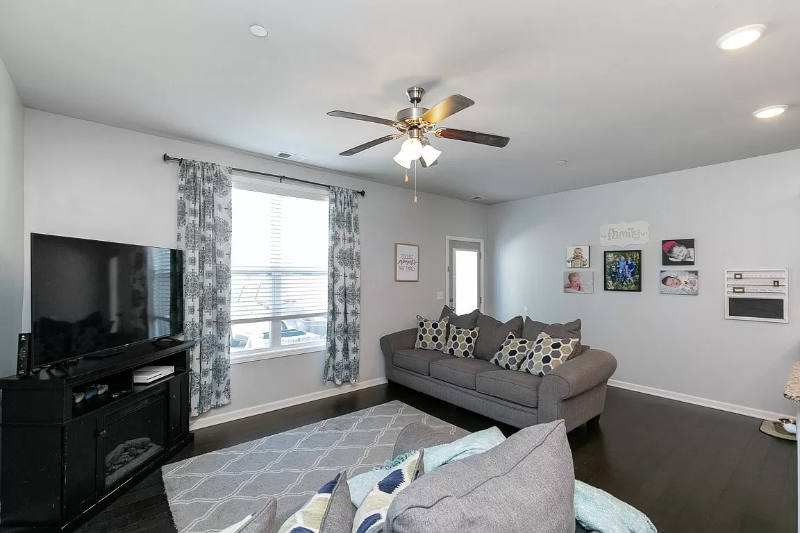 334 Manor Row - Photo 5 of 26