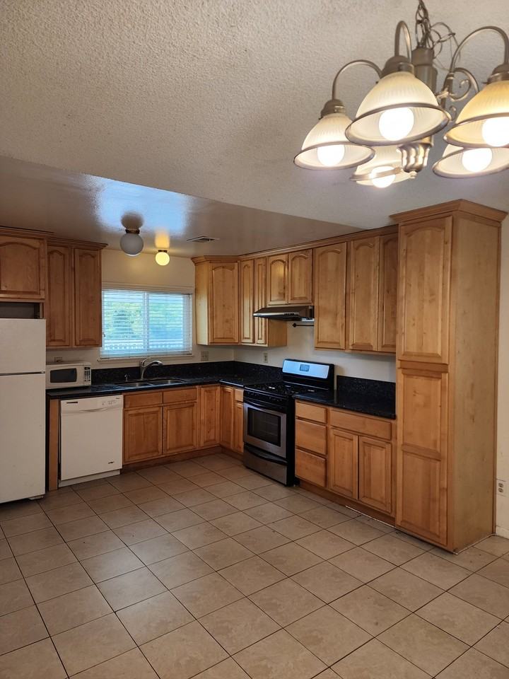 2547 Rambling Ct - Photo 2 of 11