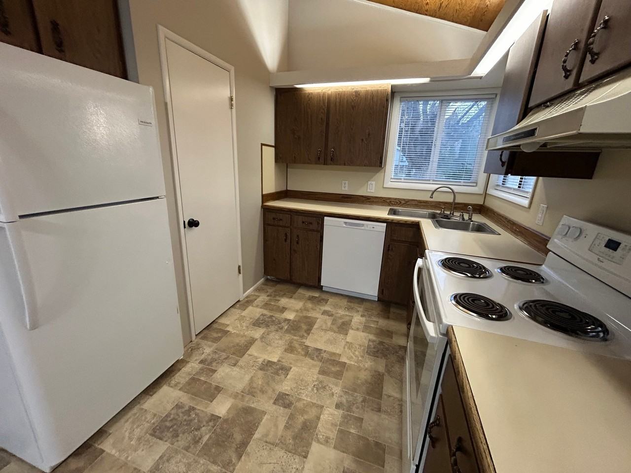 184 Crestview Dr - Photo 3 of 13