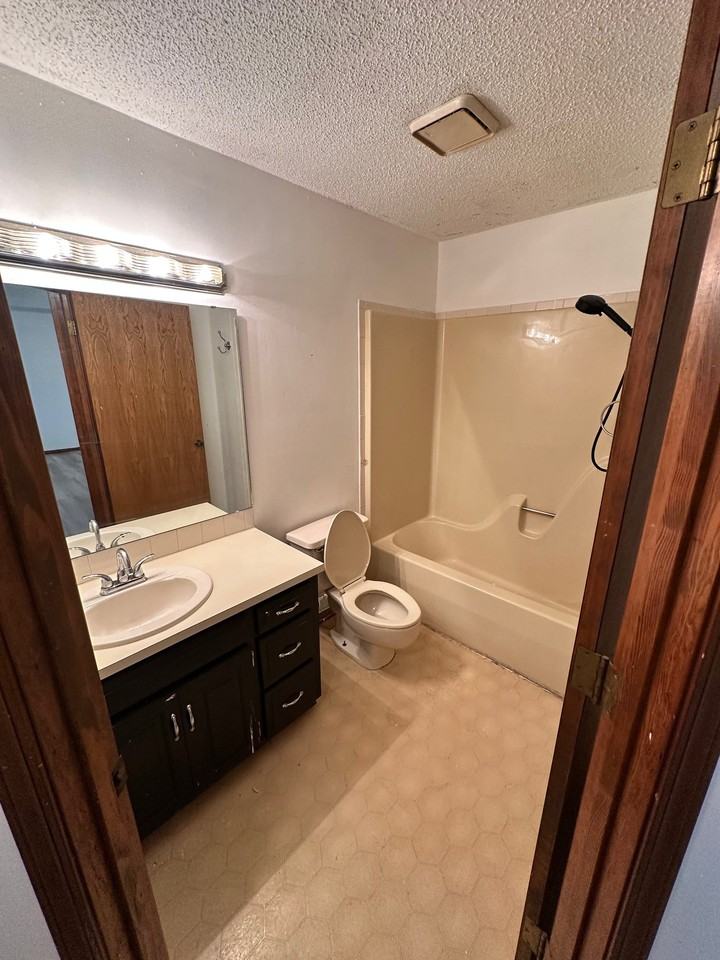 3710 W Sylvania St - Photo 5 of 9