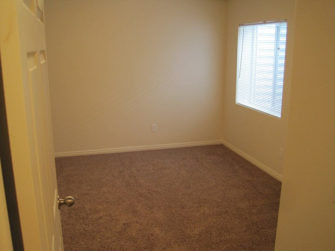 268 W Pioneer Cir #1