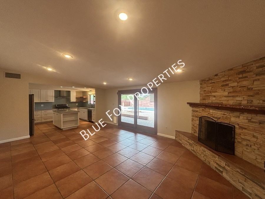 729 N Alamo Ave - Photo 5 of 28