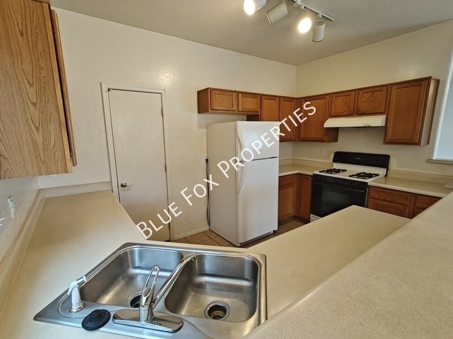 8262 W Zlacket Dr - Photo 3 of 38