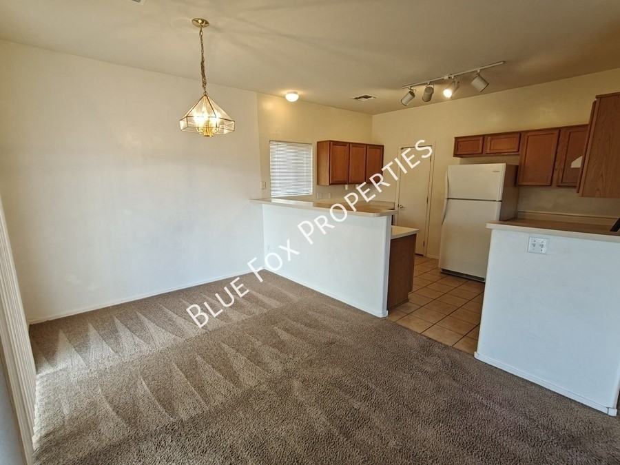 8262 W Zlacket Dr - Photo 4 of 38