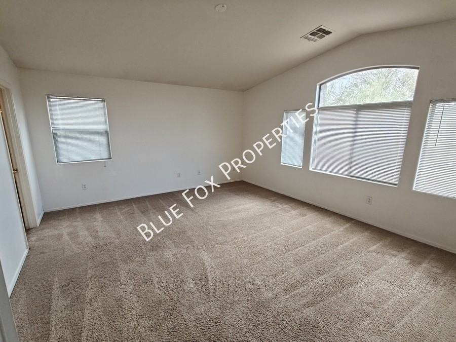 8262 W Zlacket Dr - Photo 5 of 38