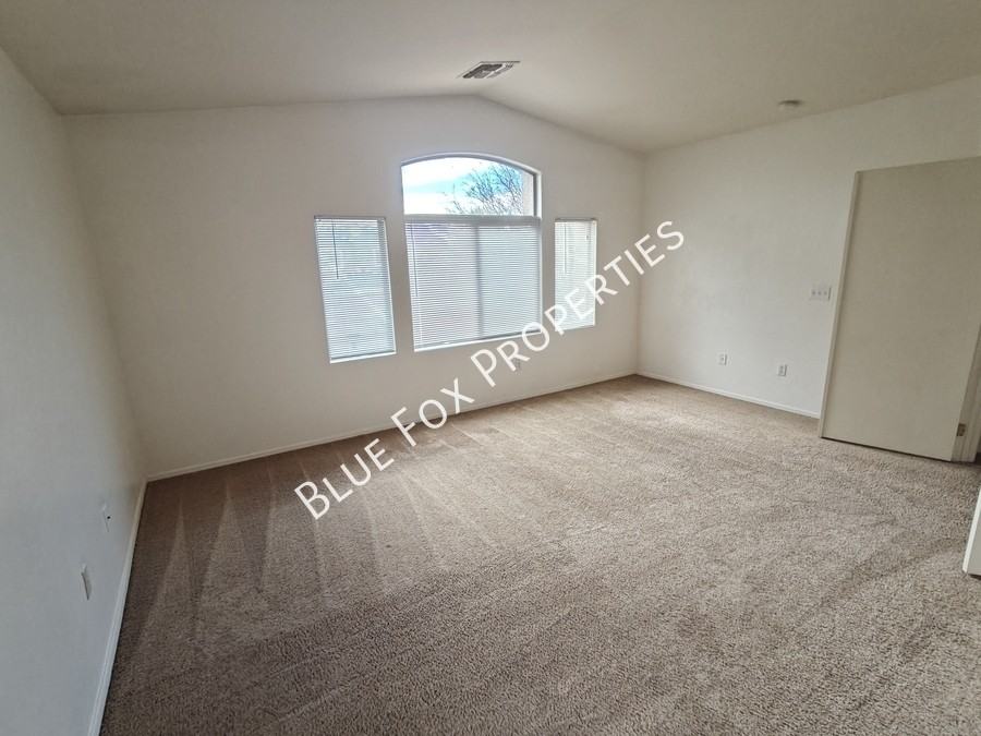 8262 W Zlacket Dr - Photo 6 of 38