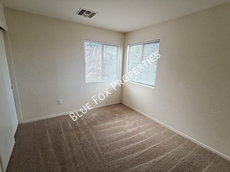 8262 W Zlacket Dr - Photo 7 of 38