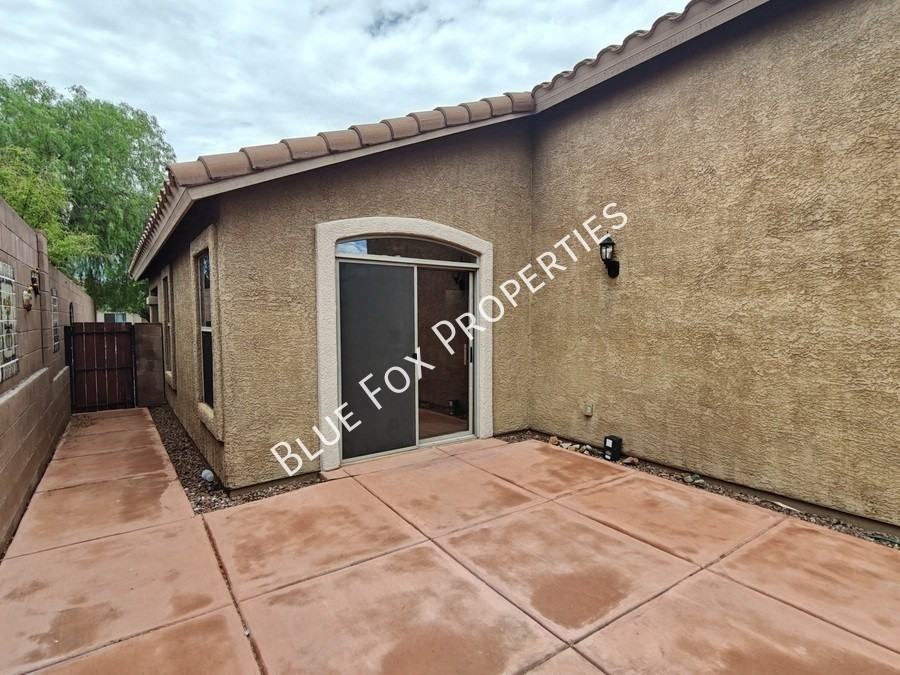 10923 S Lake Gambusi Dr - Photo 2 of 42