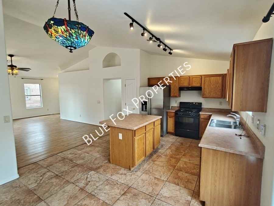 10923 S Lake Gambusi Dr - Photo 6 of 36