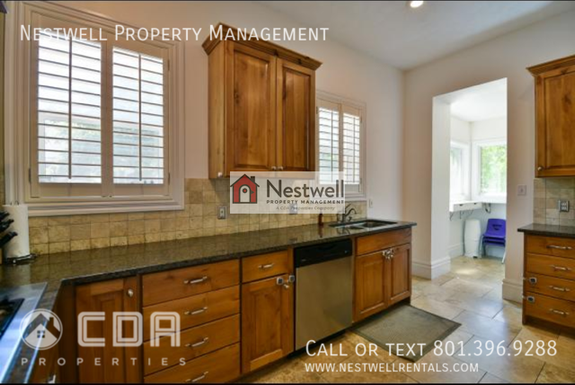 562 S Elizabeth St - Photo 7 of 32