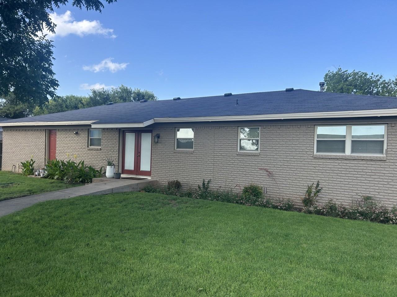 2412 Crescent Dr - Photo 2 of 8