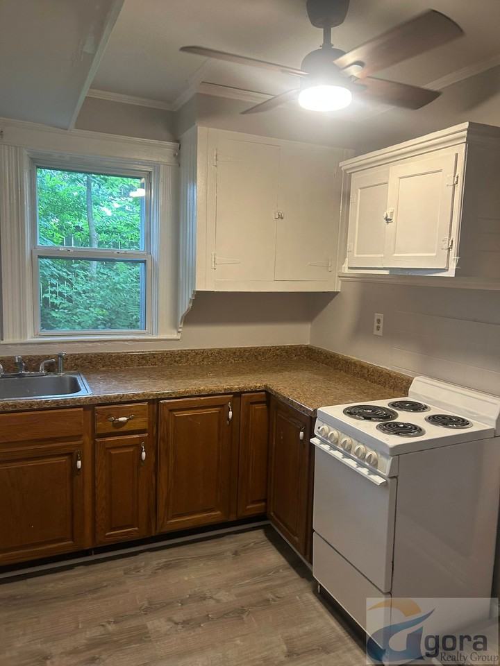 115 Sycamore St #C - Photo 3 of 6