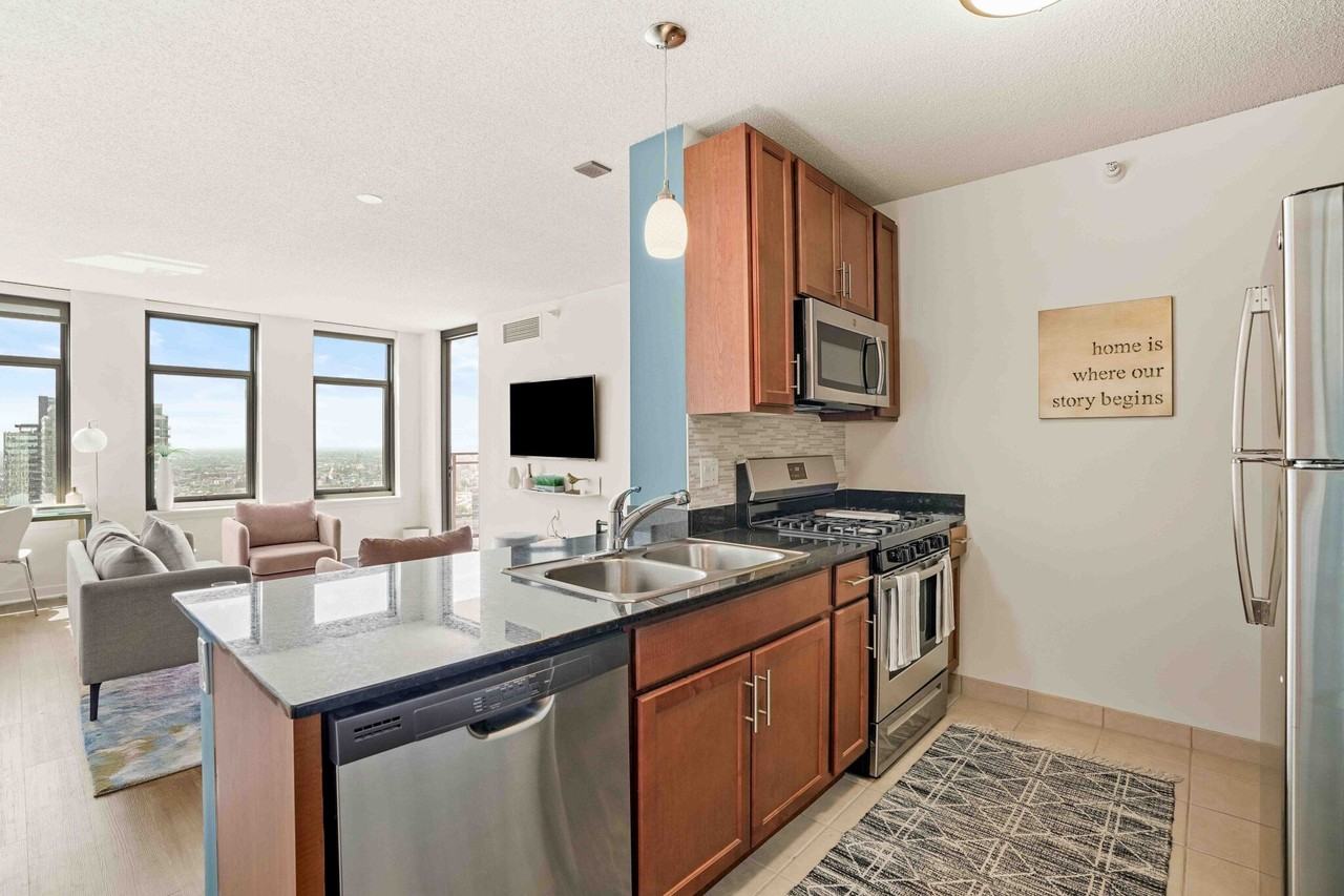 406 N Clinton St #0713 - Photo 2 of 20