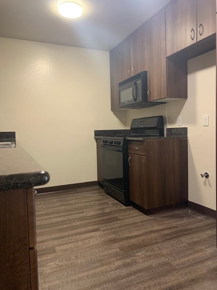 180 N Vermont Ave #2D - Photo 3 of 9