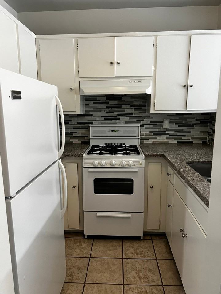 4034 Emerald St - Photo 3 of 12