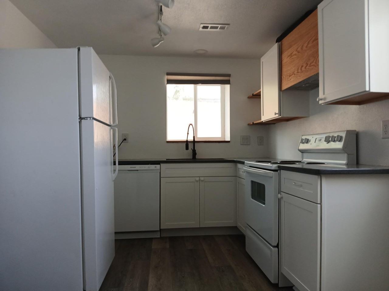 720 W Madison St - Photo 3 of 12