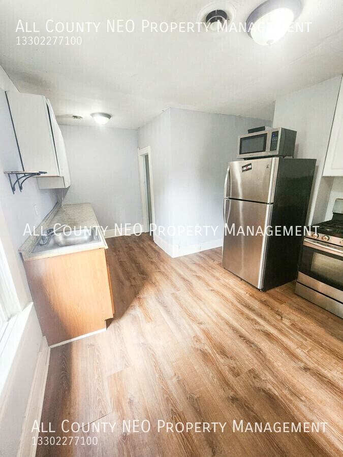 2044 W 44th St - Photo 3 of 10