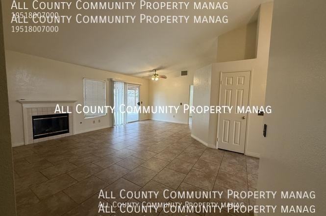 2277 Oak Ave - Photo 3 of 34