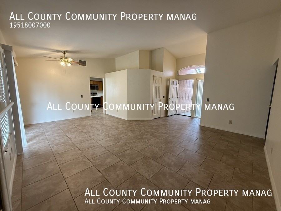 2277 Oak Ave - Photo 4 of 34