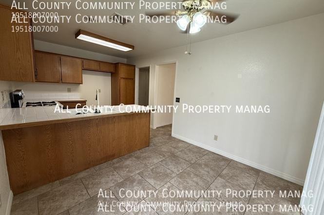 2277 Oak Ave - Photo 7 of 34