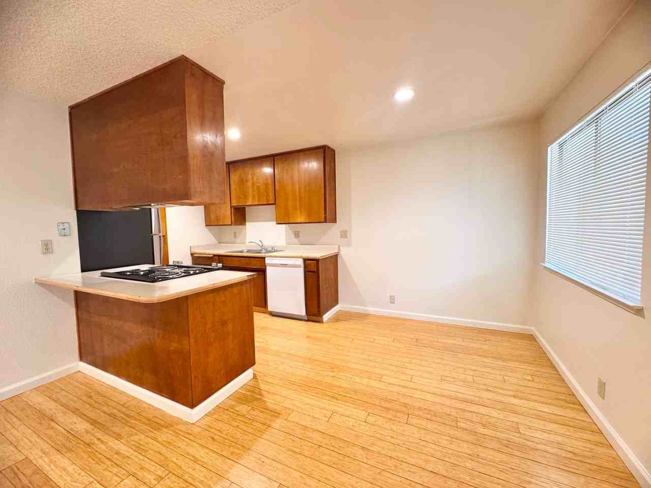 Stadium Village Apartments - Photo 5 of 31