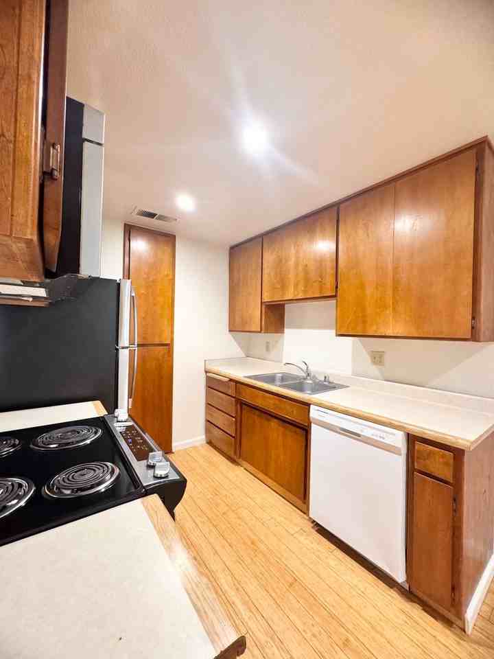 Stadium Village Apartments - Photo 7 of 31
