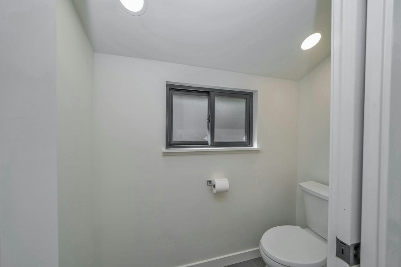 6292 Pine St - Photo 5 of 13