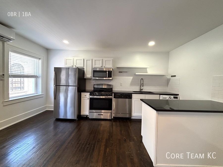 110 E 40th St #203