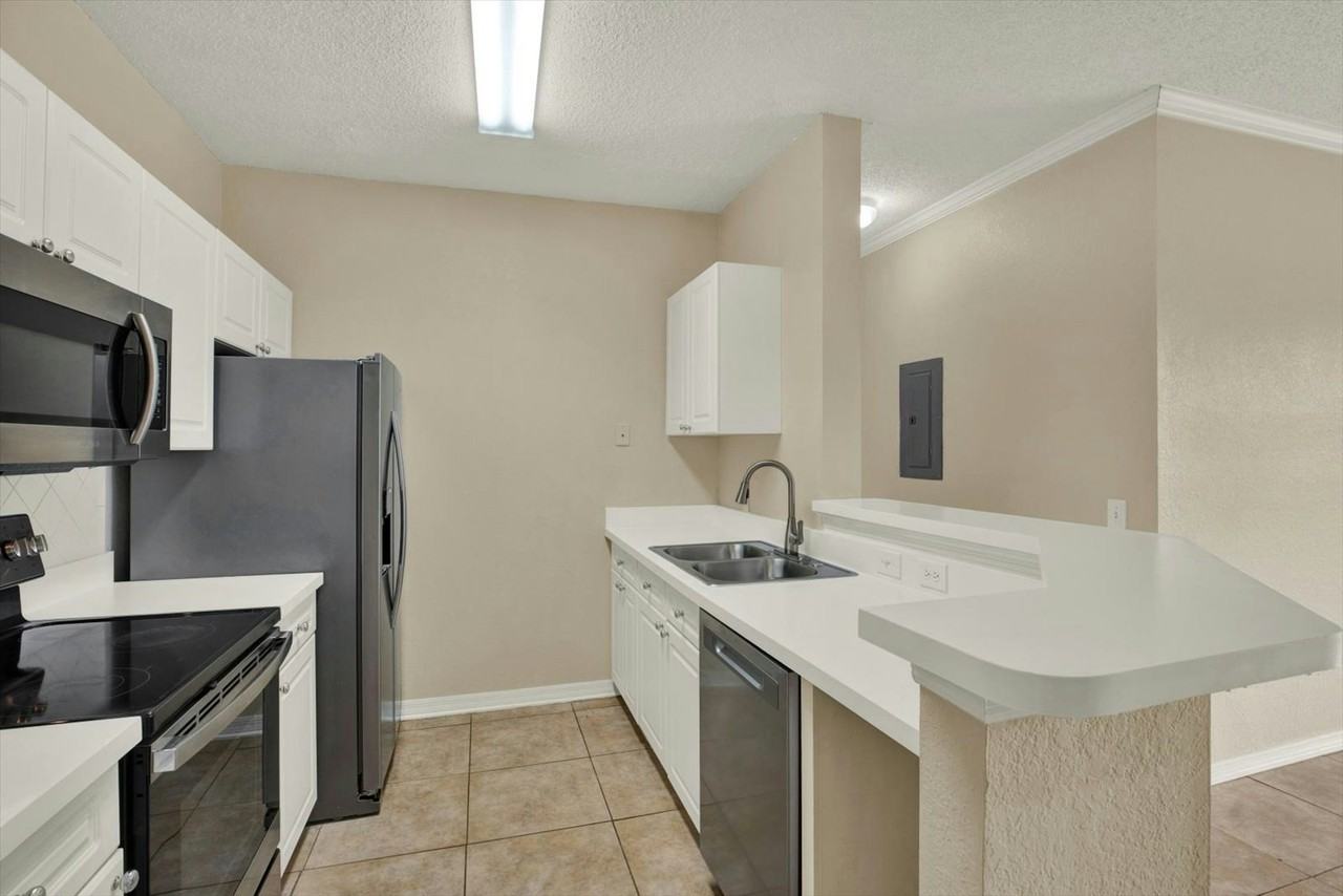 18001 Richmond Place Drive, Unit 224 - Photo 4 of 30