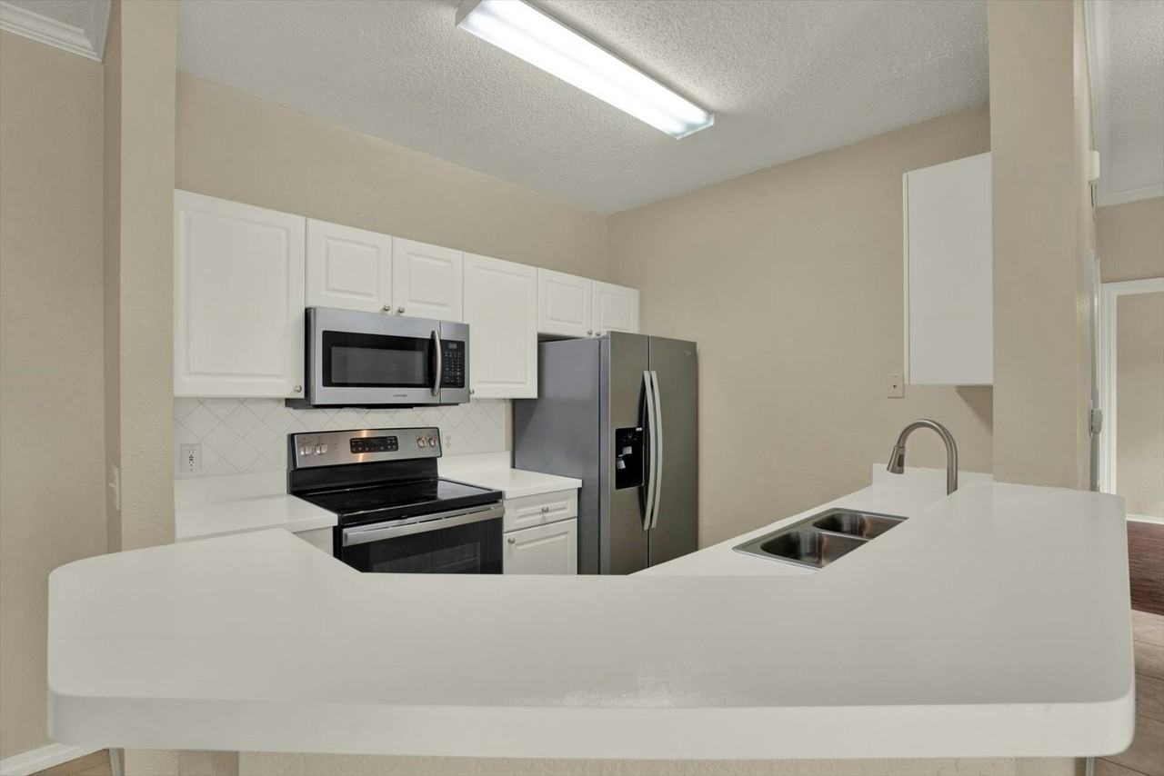 18001 Richmond Place Drive, Unit 224 - Photo 5 of 30