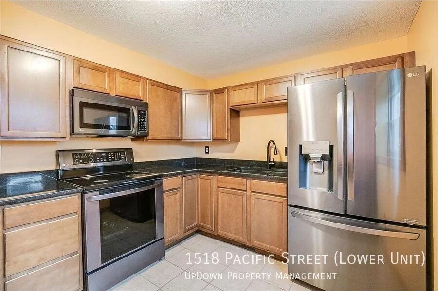 1518 Pacific St - Photo 4 of 19