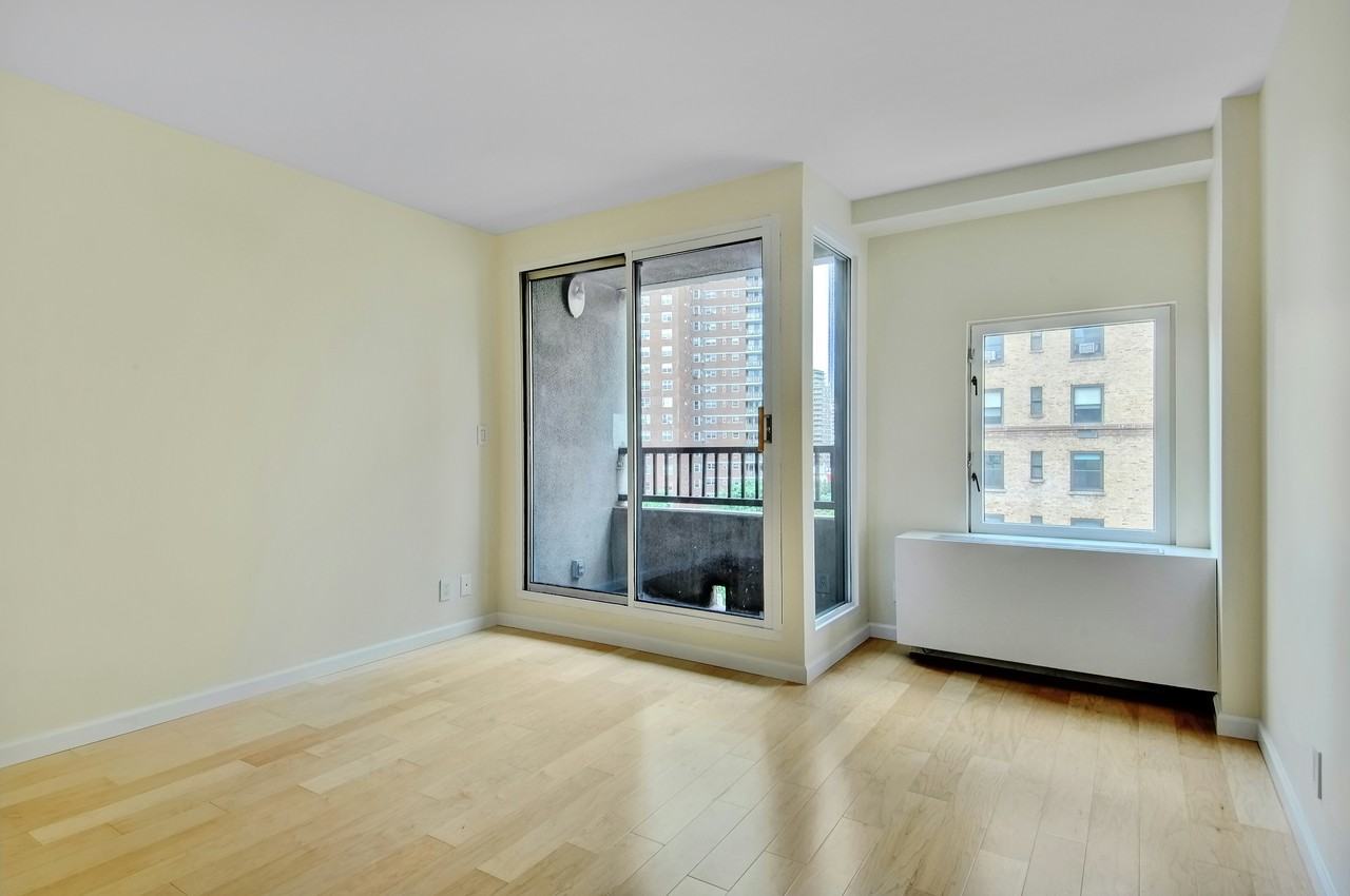 324 W 23rd St #6A - Photo 7 of 9