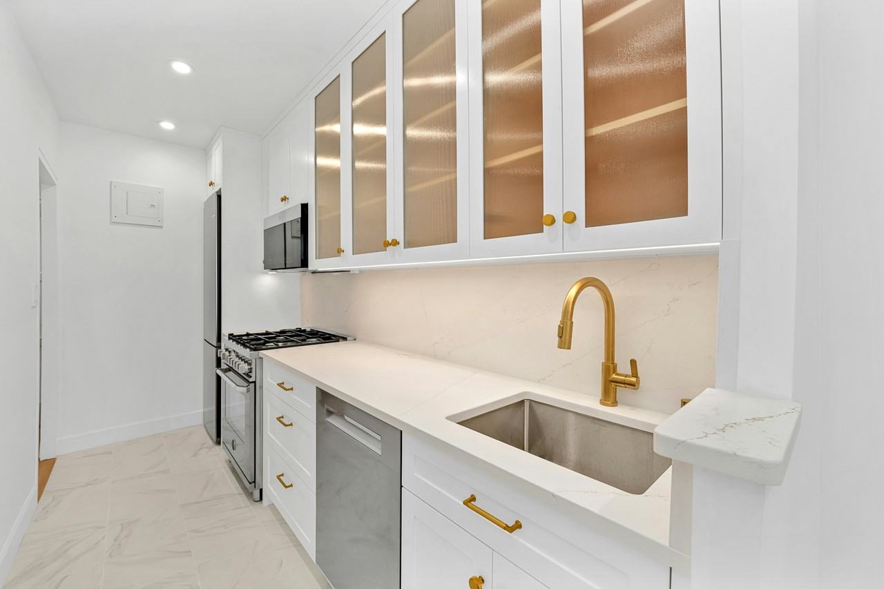 63 E 9th St #6M - Photo 5 of 9