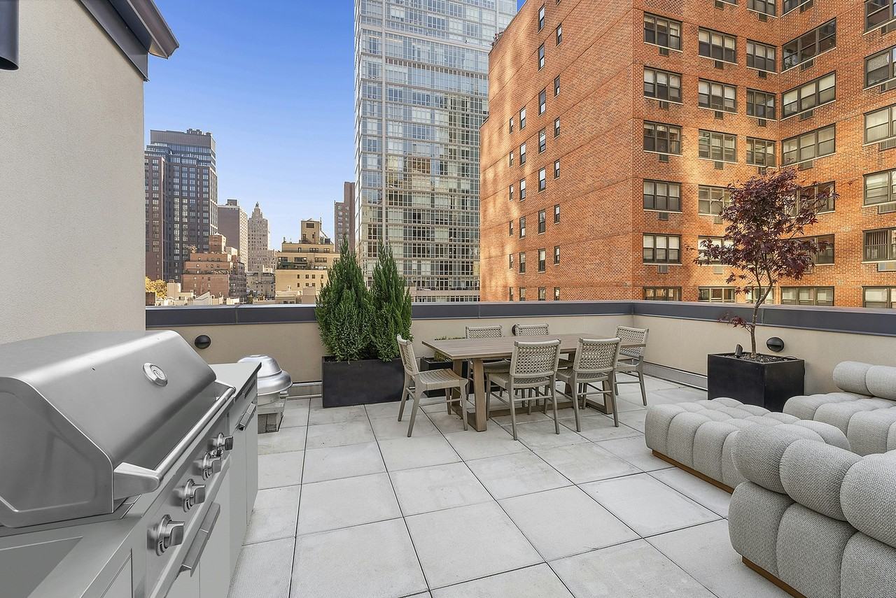 244 E 52nd St #3A - Photo 6 of 8