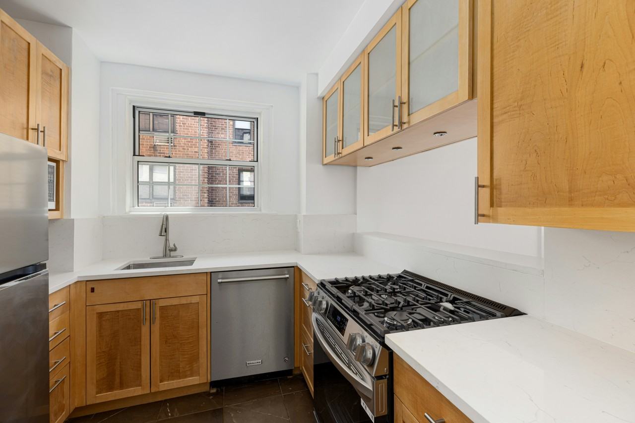 324 E 41st St #904C - Photo 5 of 17