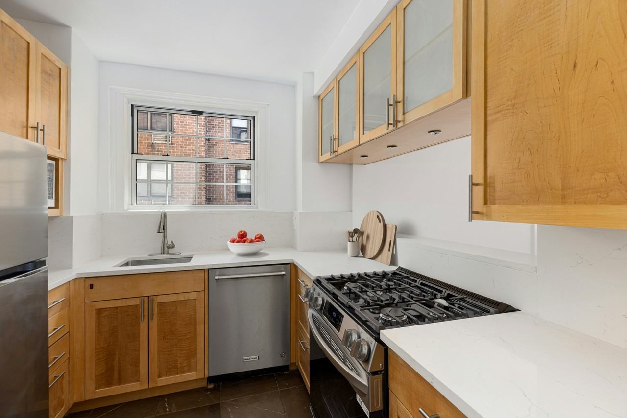 324 E 41st St #904C - Photo 6 of 17
