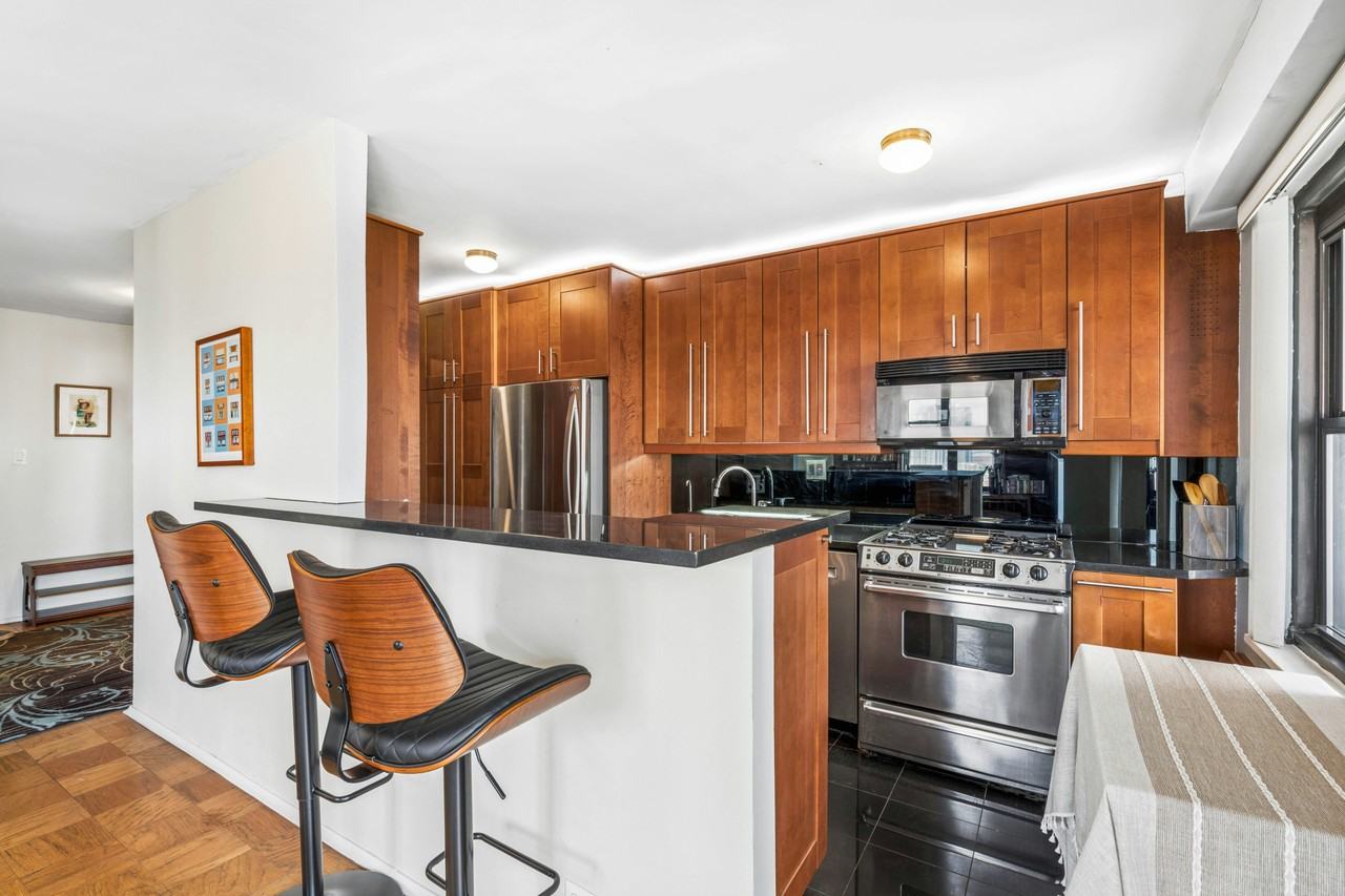 268 E Broadway - Photo 5 of 9