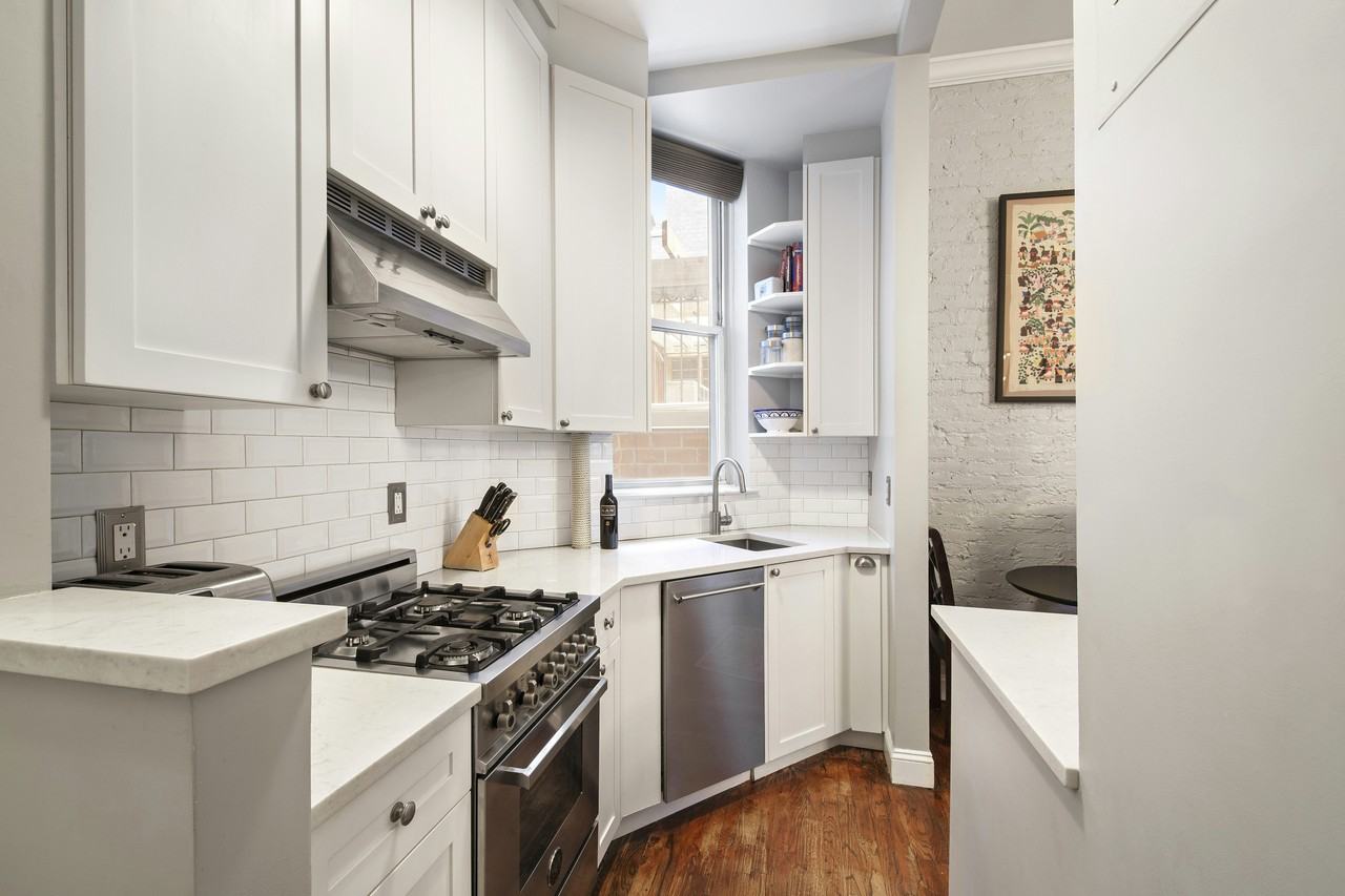 103 E 10th St #3C - Photo 3 of 6