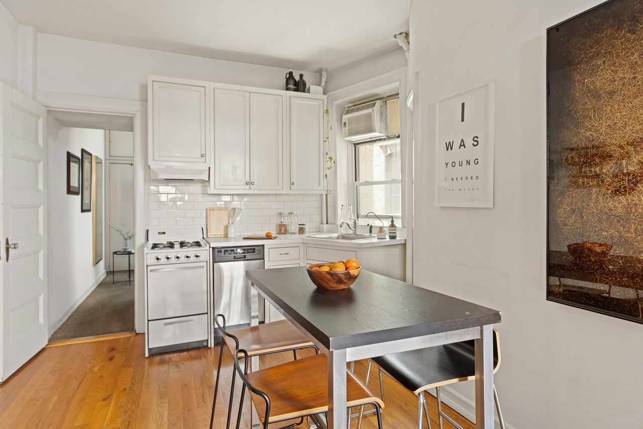 210 E 17th St #1B - Photo 5 of 10