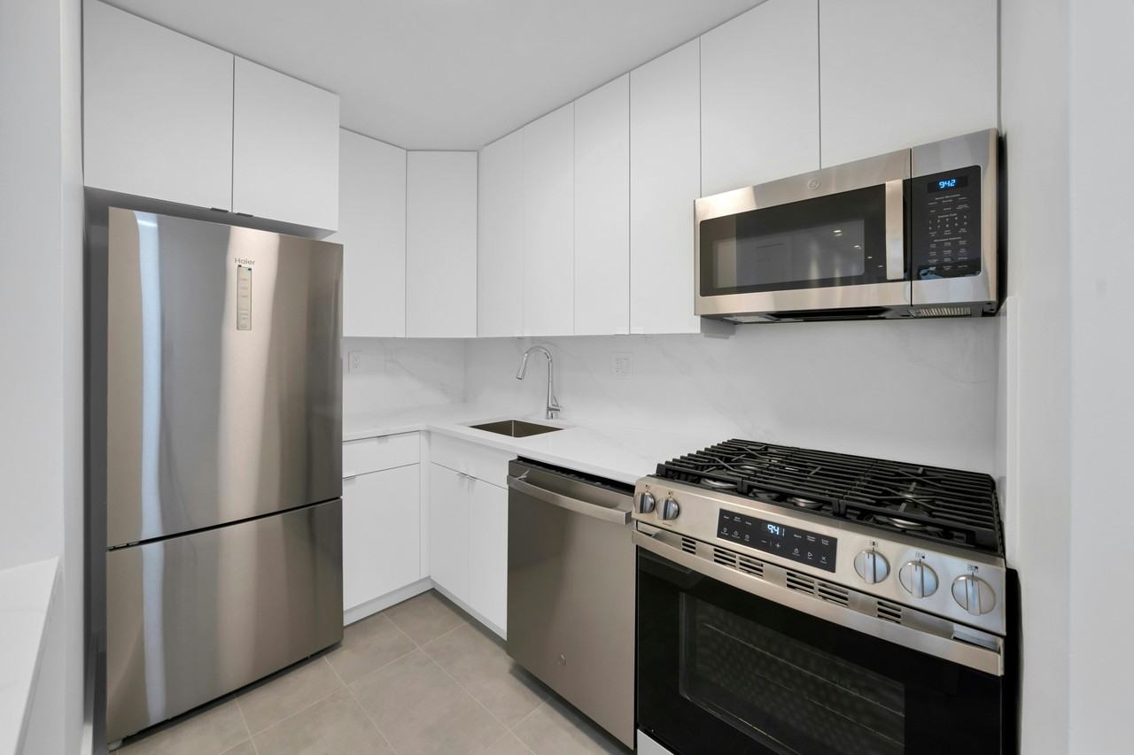 333 E 45th St #5E - Photo 2 of 11