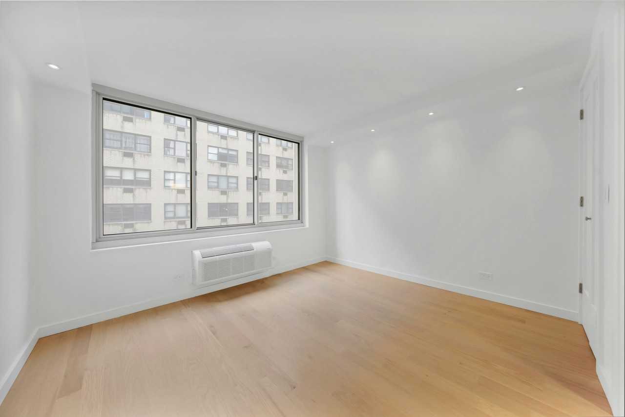 333 E 45th St #5E - Photo 6 of 11