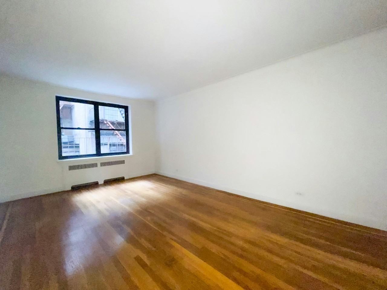 8 E 48th St #3A - Photo 2 of 5