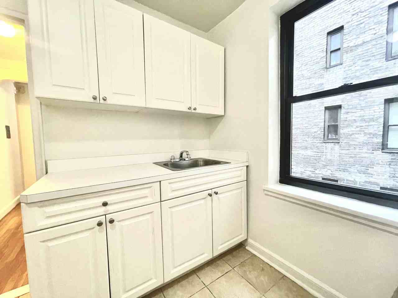 8 E 48th St #3A - Photo 3 of 5