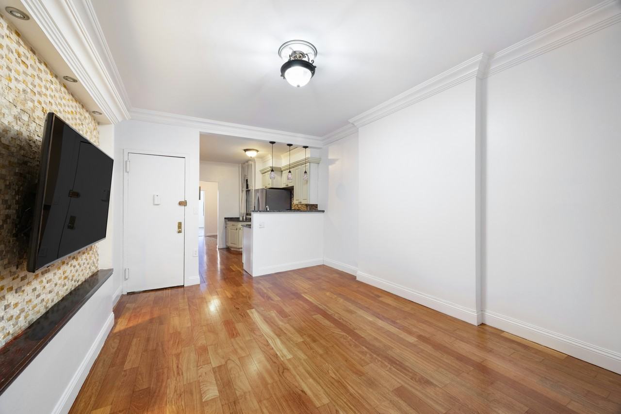 492 Amsterdam Ave #3S - Photo 6 of 7