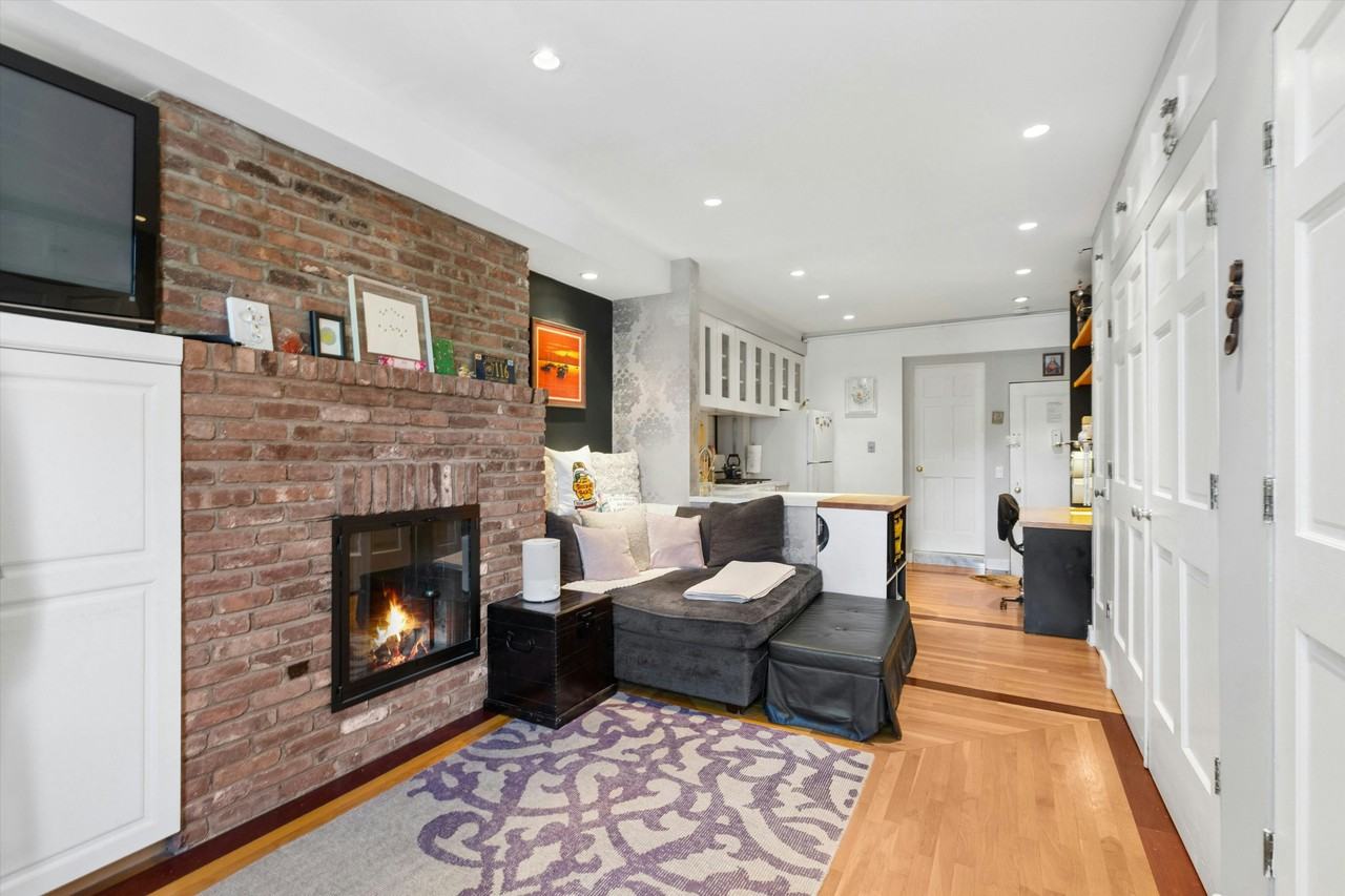 24 Cornelia St #10 - Photo 2 of 5