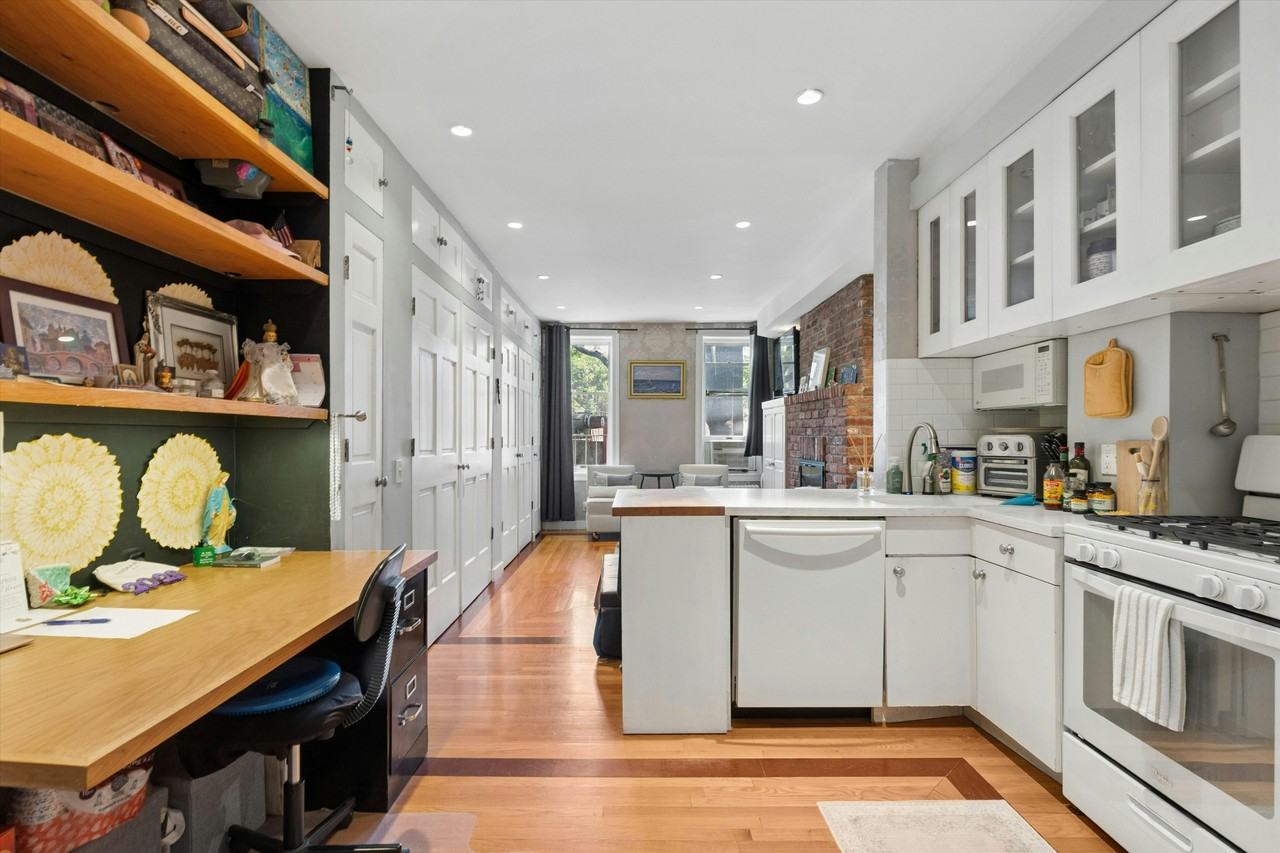 24 Cornelia St #10 - Photo 3 of 5