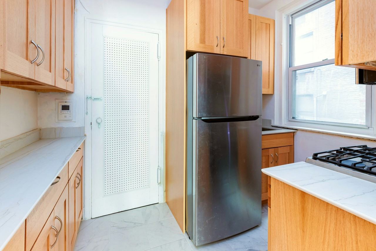 27 W 55th St #44 - Photo 2 of 6