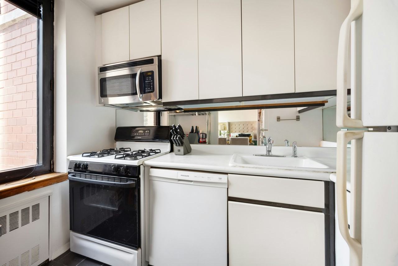 250 W 89th St #11K - Photo 3 of 7